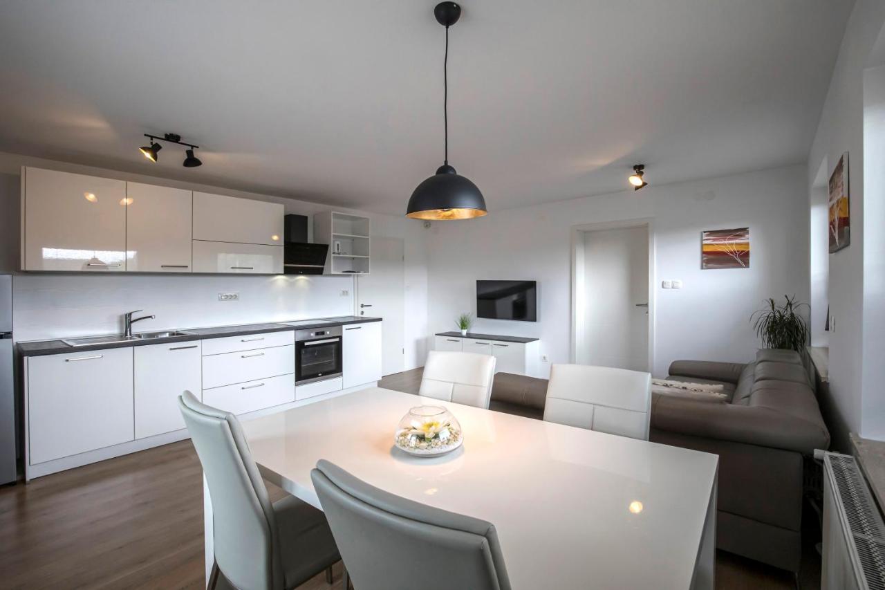 Apartments Vila Apolonia Ljubljana Bagian luar foto
